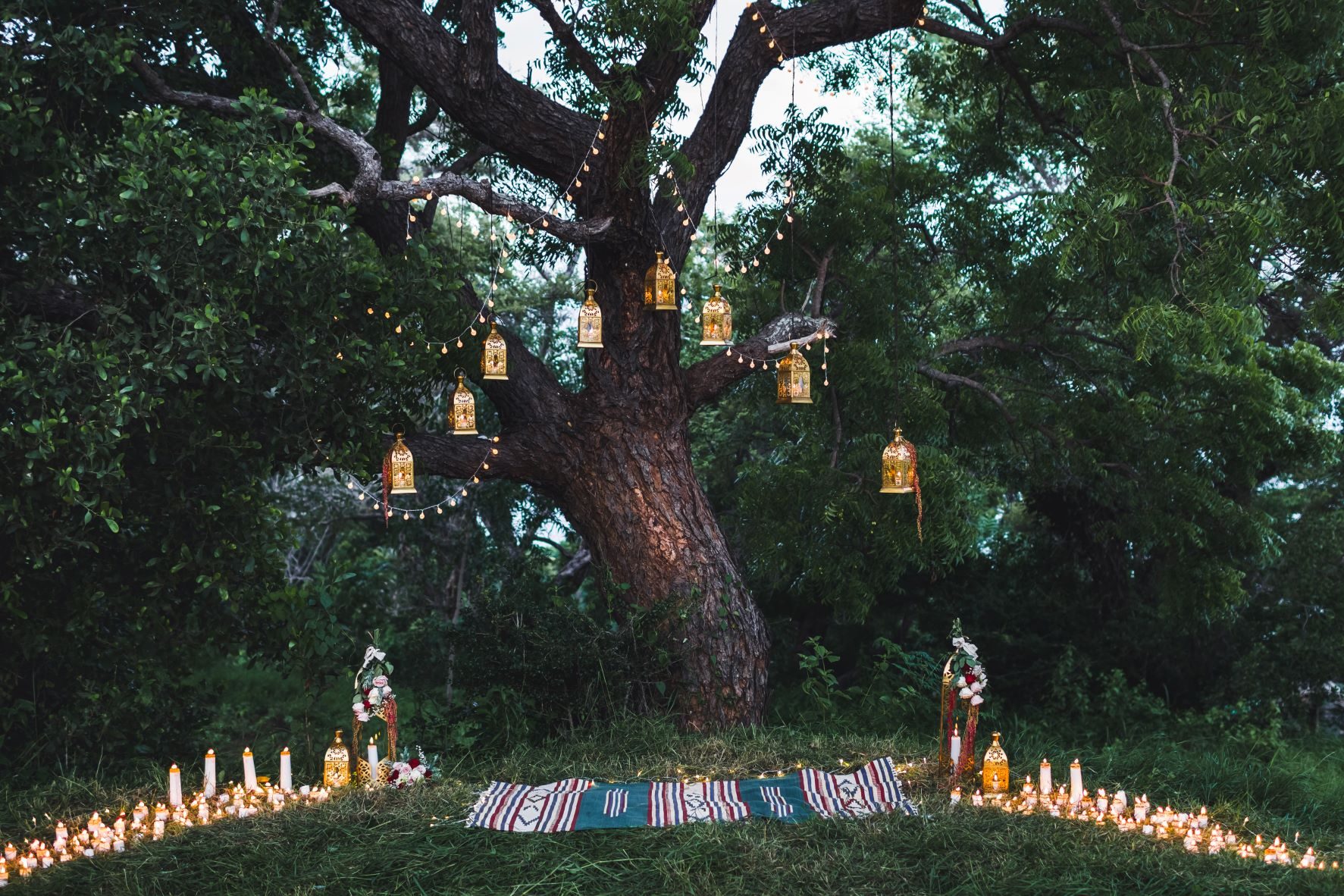 night-wedding-ceremony-with-lot-candles-vintage-lamps-big-tree,resize